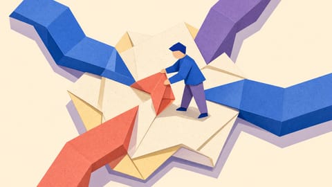 Illustration aus gefaltetem Papier: Drei unterschiedlich gefärbte Prozessträger laufen aus verschiedenen Richtungen an einer großen offenen Faltstelle zusammen. Von dort führt ein breites Band nach rechts.