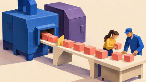 Illustration aus gefaltetem Papier: Eine vernetzte Maschine gibt einen Weg aus blauen, roten Datenblöcken über eine helle Brücke zu einem Arbeitstisch frei. Daneben bleibt ein violettes Fach geschlossen.