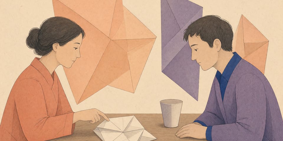 Druckgrafik zweier Personen an einem Holztisch. Eine Person deutet ruhig auf ein gefaltetes geometrisches Papierobjekt, während die andere aufmerksam zuhört. Im Hintergrund schweben apricot- und violettfarbene Papierformen.